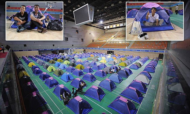 Gaya Orangtua di China: Berkemah di Kampus Dampingi Anak Masuk Kuliah